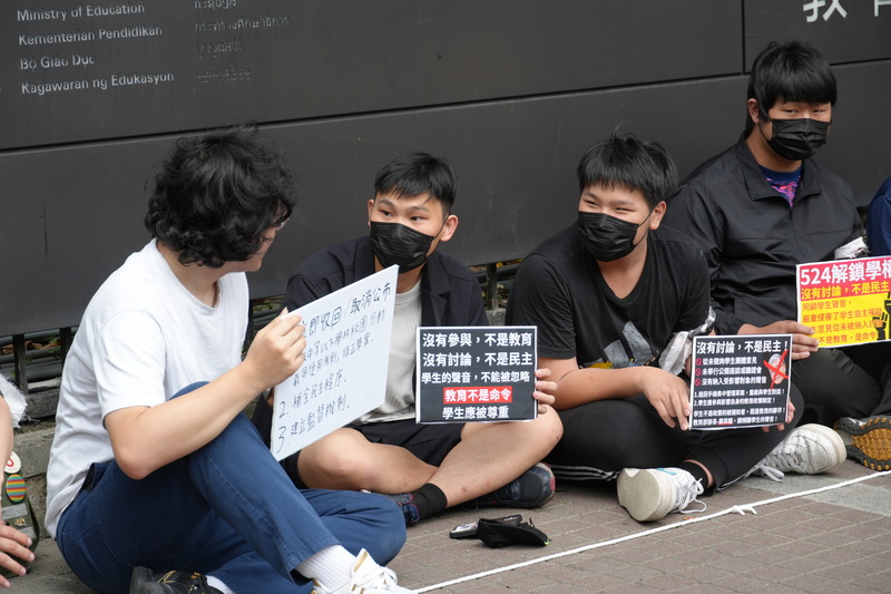 學生靜坐籲退回手機管理草案