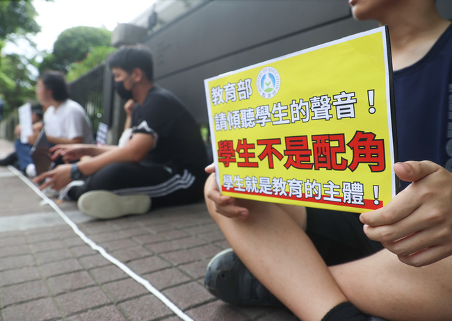 學生靜坐盼退校園手機管理草案 教部承諾辦座談會 | 華視新聞