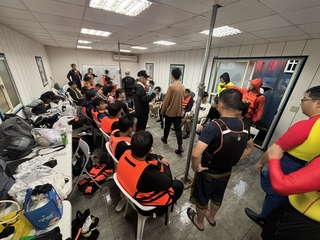 划獨木舟遇強降雨浪高翻覆  海洋大學31人全獲救