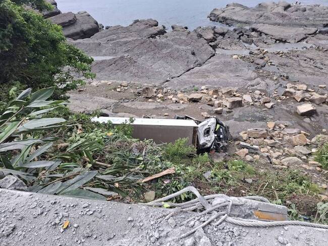 自撞濱海公路護欄墜落10多公尺邊坡 駕駛命大獲救 | 華視新聞