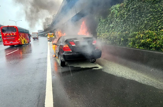國道1北上三重路段火燒車 搶救撲滅車流恢復正常 | 華視新聞