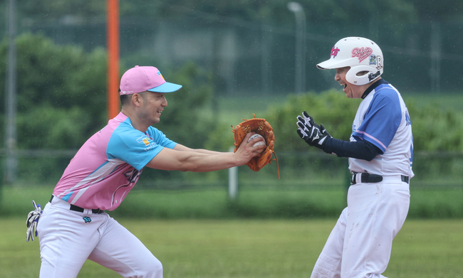 雙北首長世壯運壘球對決 蔣萬安9比3擊退侯友宜 | 華視新聞