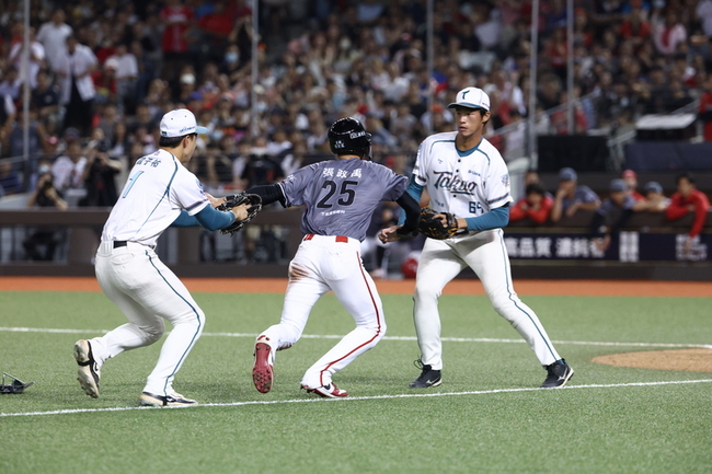 宋柏翰妨礙跑壘學經驗 一軍高強度教練勉放開打 | 華視新聞