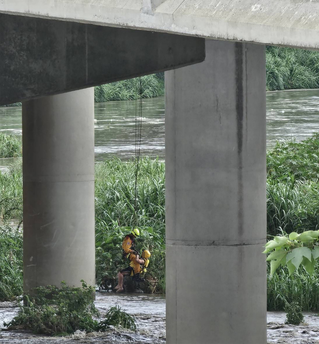 溪水暴漲釣客受困沙洲  台中彰化消防吊掛救人 | 華視新聞