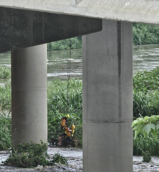 溪水暴漲釣客受困沙洲  台中彰化消防吊掛救人