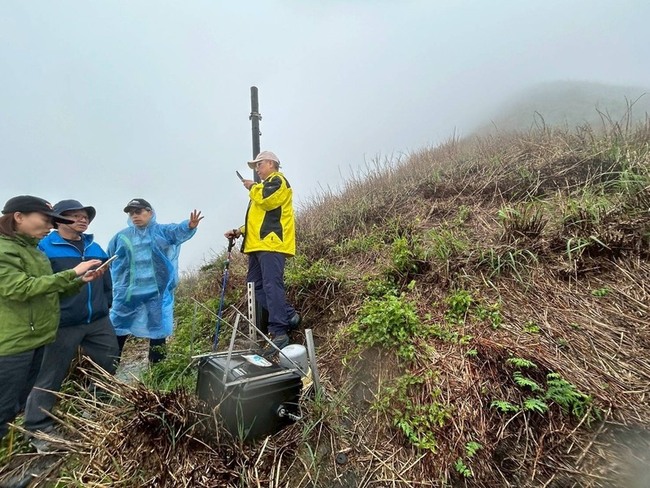 避免陽明山火災重演 國研院拆全台內建鋰電池感測器 | 華視新聞
