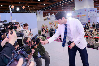 蘇志燮推廣韓國觀光 與粉絲拍照互動比愛心