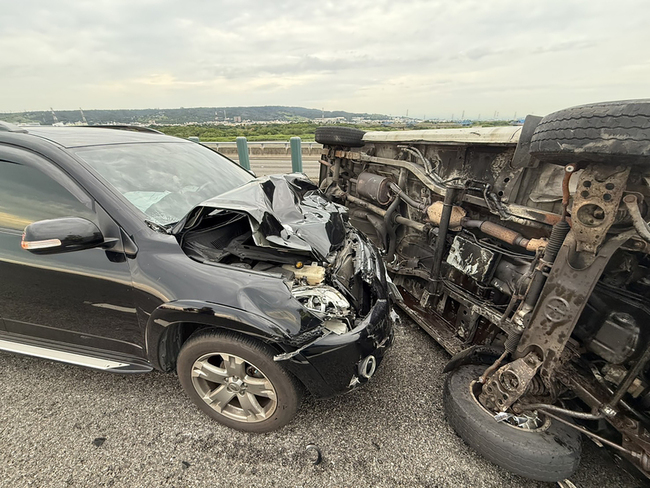 國3南向和美路段爆胎側翻  2車事故6傷送醫 | 華視新聞