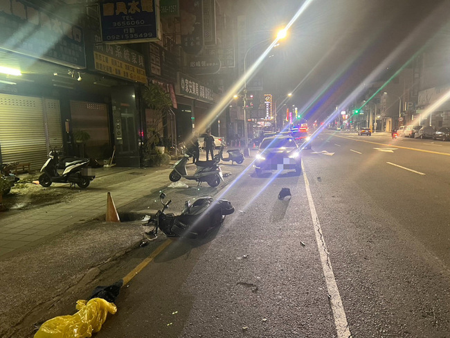 高雄女機車騎士連續闖紅燈 未停車受檢自撞不治 | 華視新聞