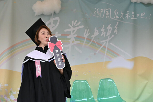 歌手李翊君取得世新碩士學位  畢典獲傑出表現獎 | 華視新聞