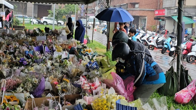 三峽大車禍頭七雨濛濛 民眾折紙鶴表哀思 | 華視新聞