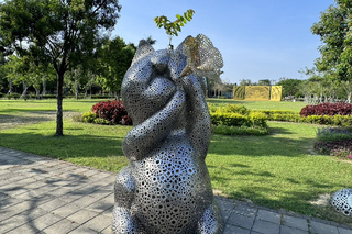 台南水道博物館裝置藝術長出小樹 像龍貓撐傘引熱議