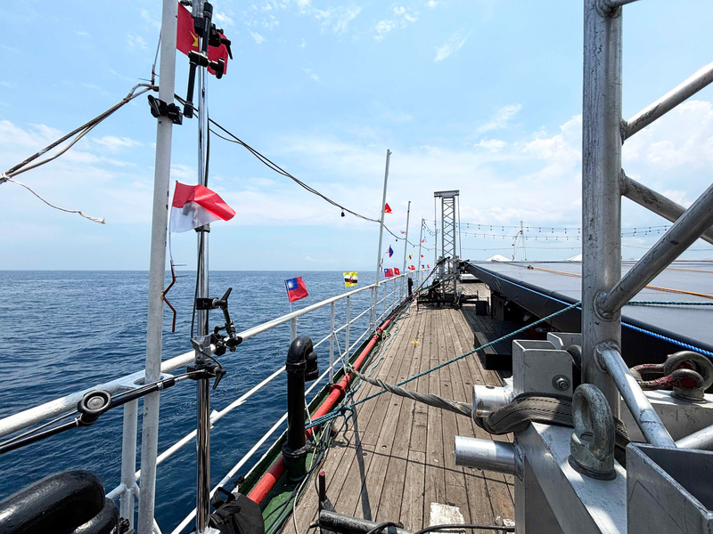 海事訓練船「奧卡號」 掛滿多國國旗