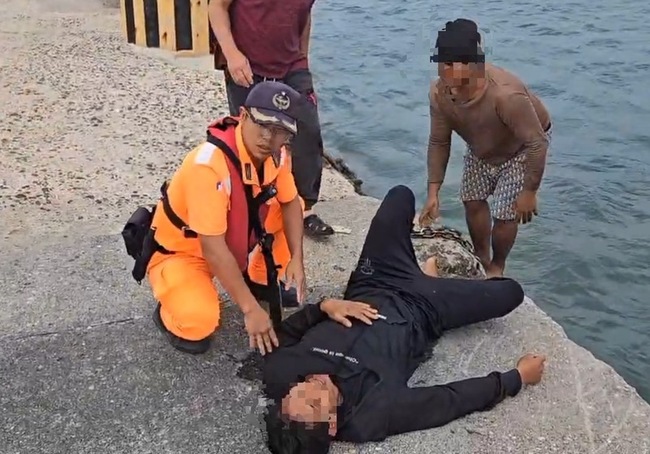 馬公外籍漁工疑繫纜踩空落海 眾人及時救起送醫 | 華視新聞