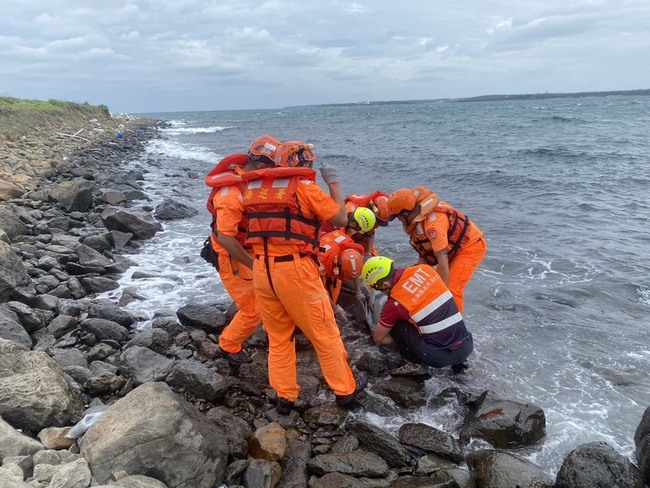 澎湖婦拾螺貝失聯 警消岸巡搜索近40小時尋獲身亡 | 華視新聞