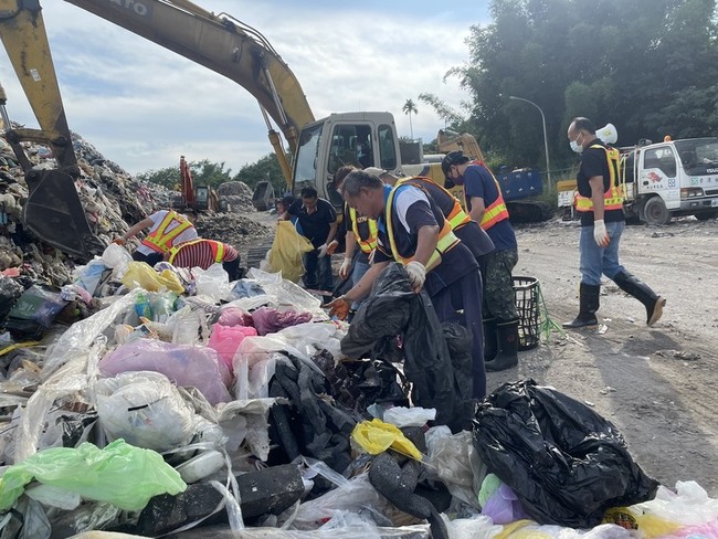 南投外運垃圾含資收物竟有iPad遭退運 加嚴破袋稽查 | 華視新聞