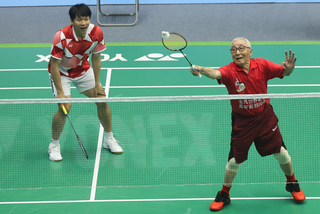 104歲羽球老頑童林友茂世壯運登場 滿意揮拍表現