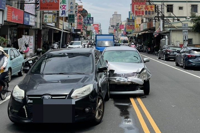 台南62歲男疑毒駕 逆向蛇行連環撞釀2傷 | 華視新聞