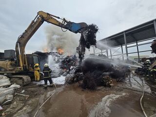 高雄岡山某廢鐵廠區起火 8行政區空品恐受影響