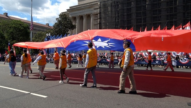 華府陣亡將士紀念日遊行 駐美官員致詞巨幅國旗現身 | 華視新聞
