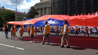 華府陣亡將士紀念日遊行 駐美官員致詞巨幅國旗現身