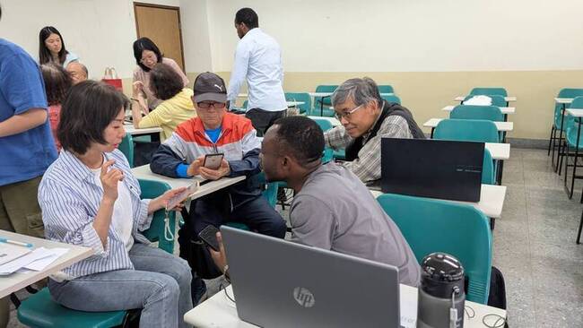 台科大青銀共學 外籍生攜樂齡學員用AI創作繪本 | 華視新聞