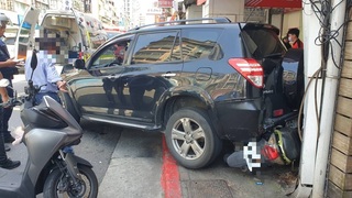 北市無照7旬翁開車買便當 倒車不慎衝入騎樓釀1傷