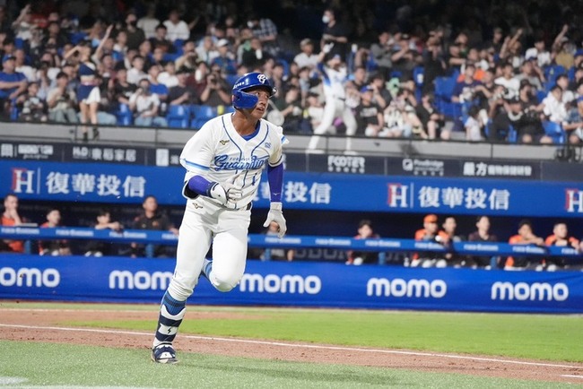 高捷中職生涯首轟出爐很驚喜 走過不順有感謝 | 華視新聞