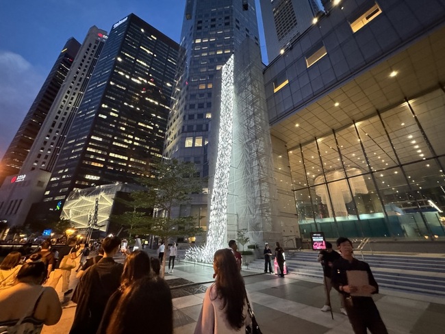 新加坡燈光節 台灣創作者打造逆流瀑布豎立外牆吸睛 | 華視新聞