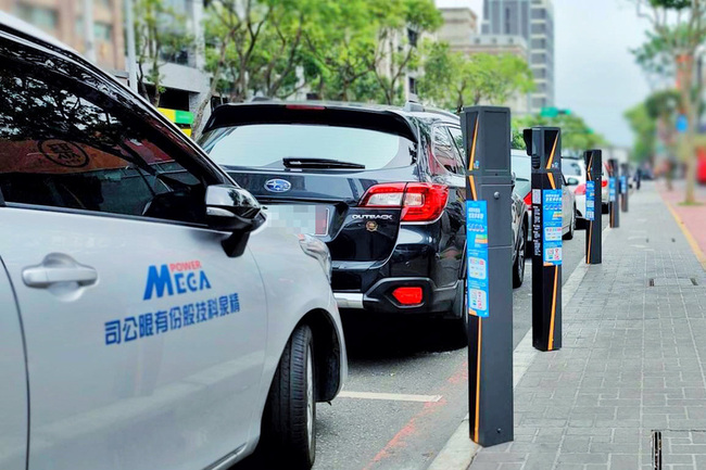 桃園將啟用智慧化路邊停車格  行動支付享優惠 | 華視新聞