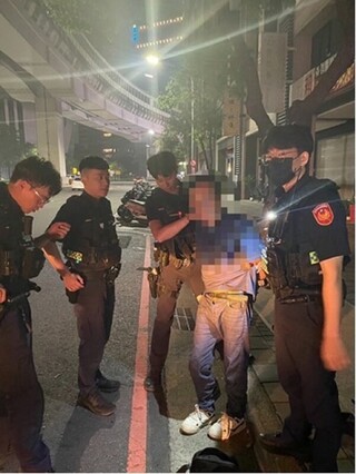 台中警查緝失竊小貨車 逮獲犯嫌起出毒品送辦