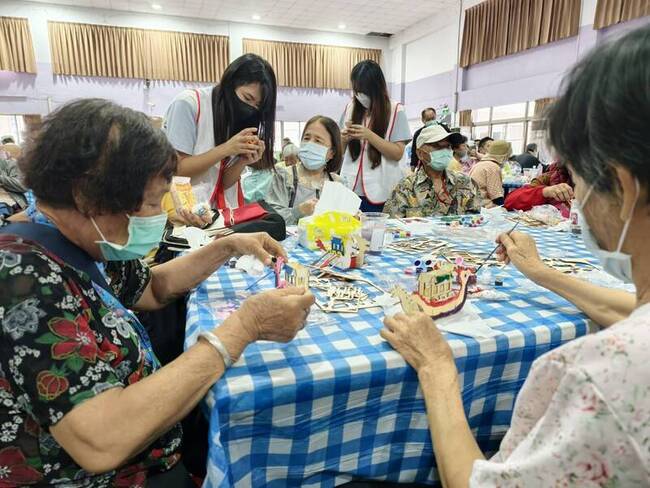 高雄250名長輩端午「畫」龍舟 91歲嬤：太好玩了 | 華視新聞