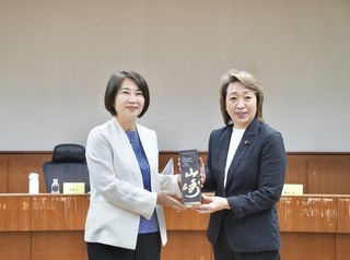 日參議員拜會周春米 訪大鵬灣推動藍碳永續合作