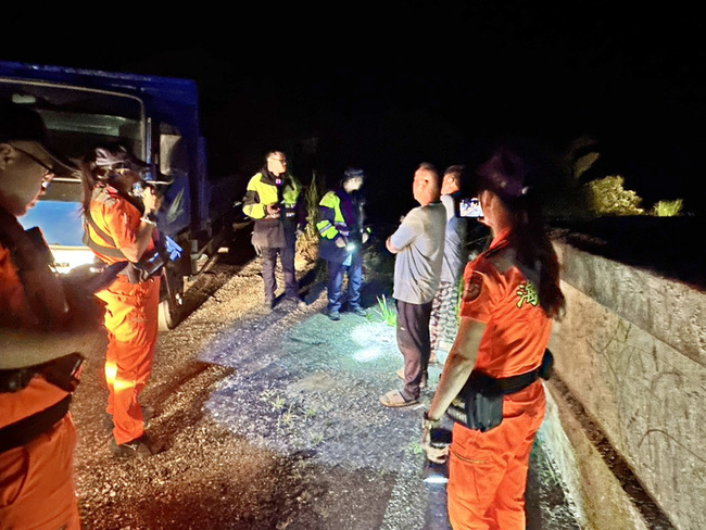 花蓮豐濱岸邊遭亂倒事業廢棄物 海巡查獲2嫌 | 華視新聞