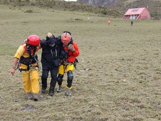 男山友摔傷大水窟山屋待援 空勤吊掛送醫無大礙