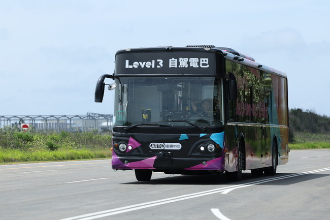 車輛中心秀全台首輛Level 3自駕電巴 具備AI影像偵測 | 華視新聞