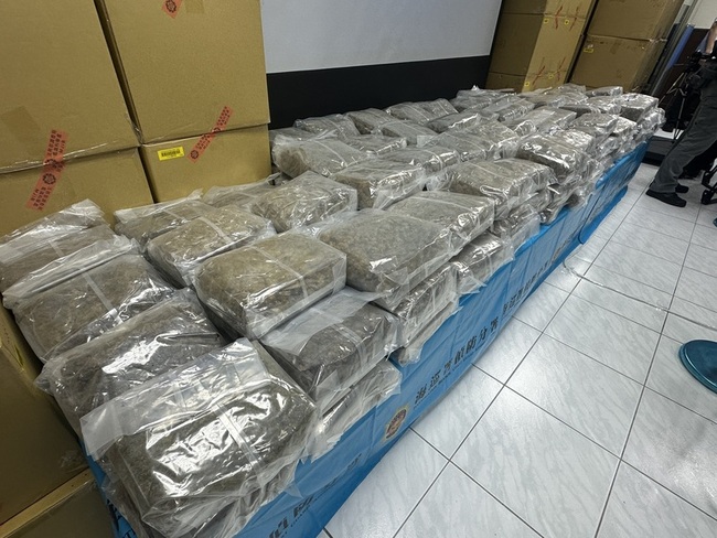 漁船密艙偷運402公斤大麻  海巡逮船長等4人送辦 | 華視新聞