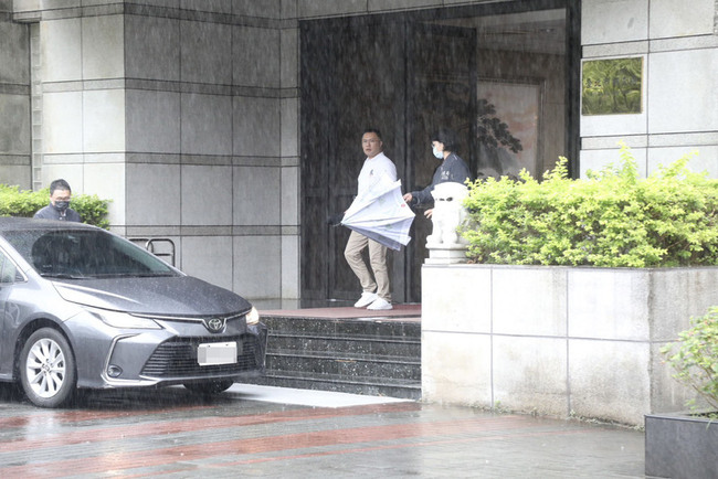 罷免雙吳提議涉偽造 北市議員張斯綱列被告北檢偵訊 | 華視新聞