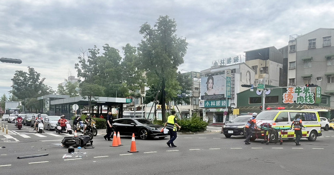 台南多元化計程車、機車碰撞 1命危1受傷 | 華視新聞