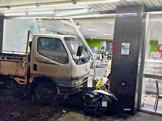 竹縣貨車駕駛疑分心  撞機車衝進超商所幸無人傷