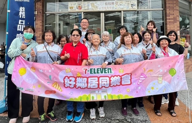 南投失智長輩化身一日超商店長 促社交活化認知 | 華視新聞