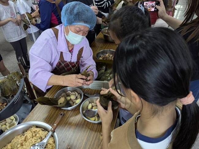 金門古寧頭社區邀學生共包粽 傳承端午文化 | 華視新聞
