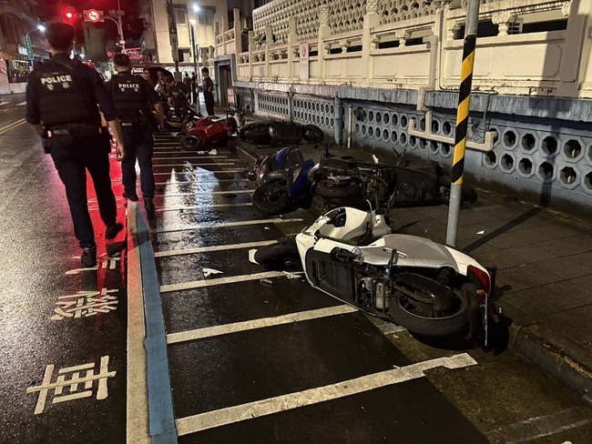 男子疑精神不濟開車  撞13輛汽機車釀1騎士受傷 | 華視新聞