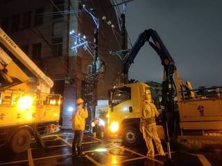 台中大里電桿下陷689戶停電 經搶修已復電