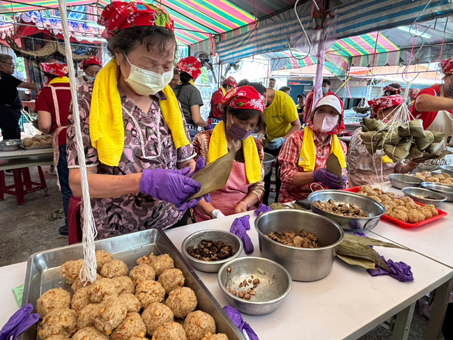 迎端午關懷弱勢 竹市姜寮福德宮、大遠百送粽 | 華視新聞