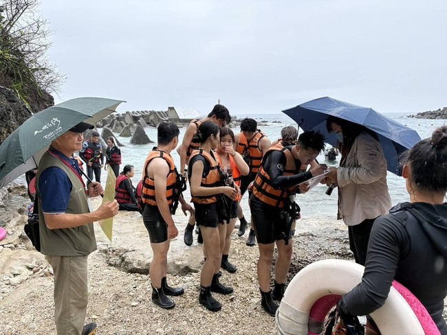 鵬管處小琉球稽查  4家潛水業者投保資料不全 | 華視新聞