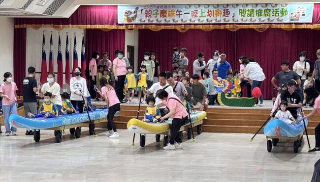端午龍舟競賽  湖西親子陸上划舟 | 華視新聞