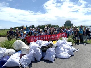 苗縣後龍護海淨灘 保安林清出320公斤海廢