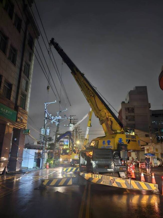台中大里工地旁電桿下陷  都發局勒令停工釐清原因 | 華視新聞
