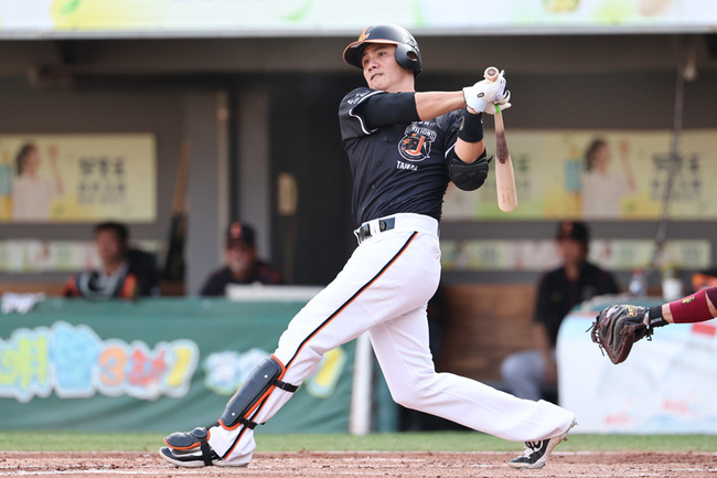 41歲陳鏞基開轟又盜壘 率獅隊擊退桃猿止4連敗 | 華視新聞